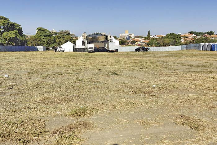 Recinto do Rodeio é preparado para receber veículos no Cine Drive-In