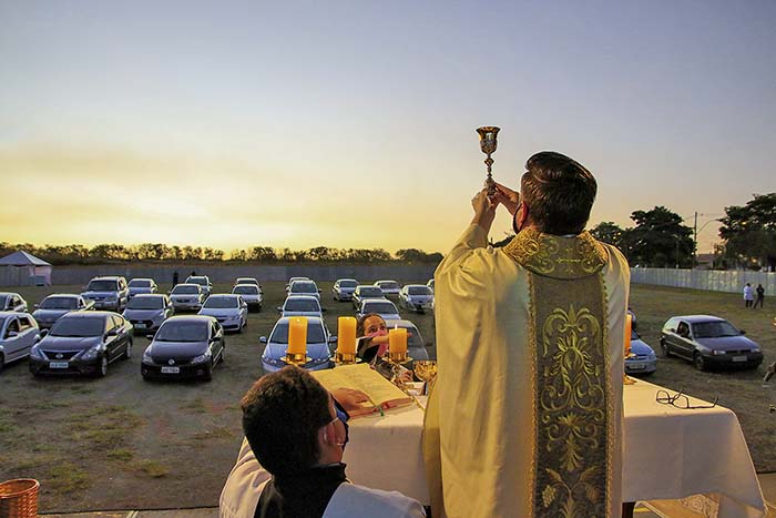Missa drive-in marcou celebração do dia do padroeiro