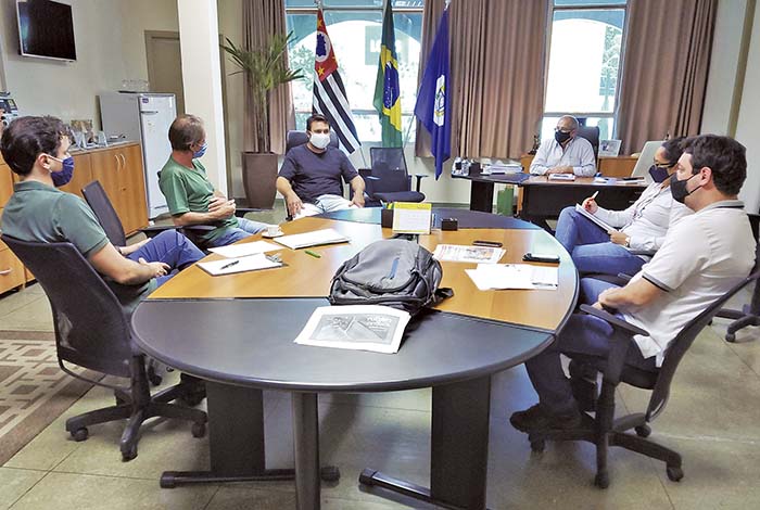 Grupo se reuniu no gabinete do prefeito para definir ações de combate a incêndios