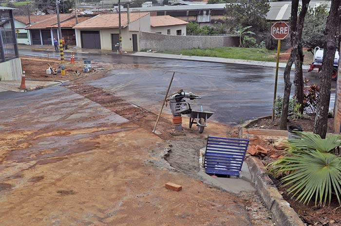 Bocas de lobo foram instaladas para evitar que água atravesse rua São Vicente de Paulo