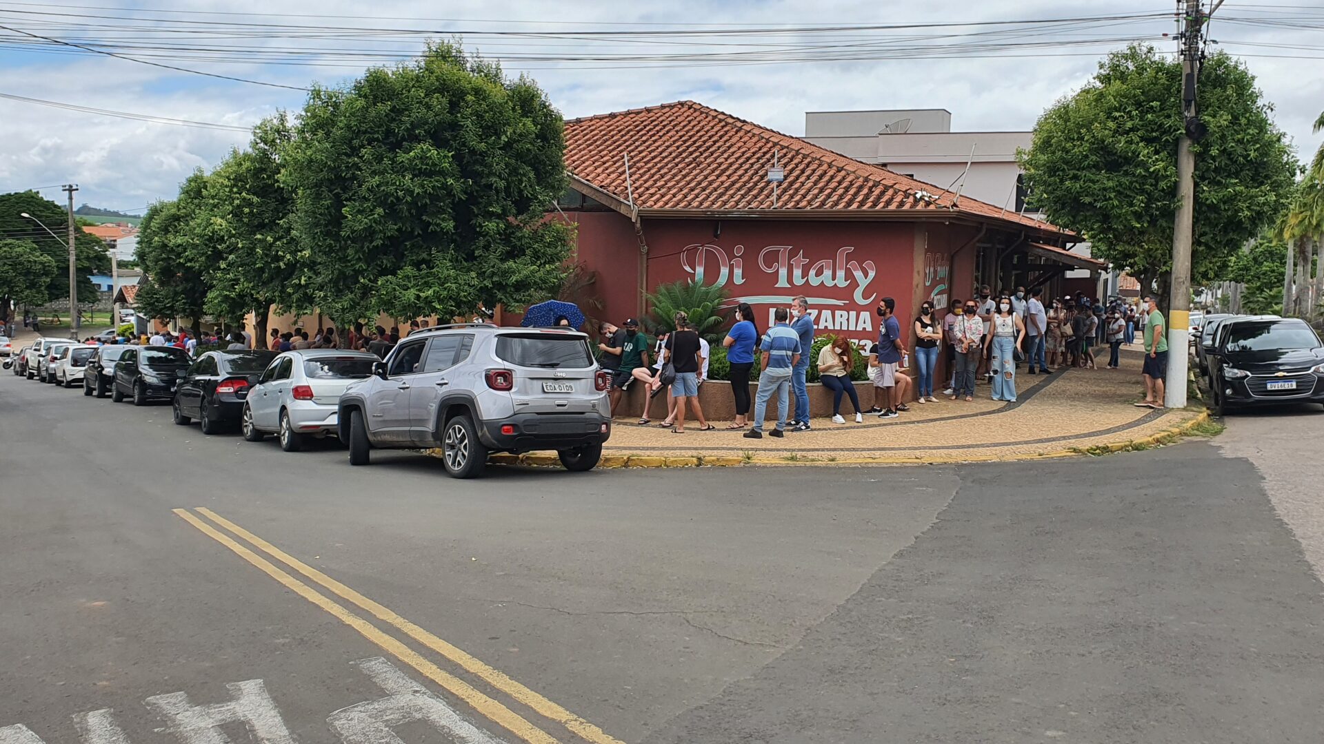 Fila com início na UBS ultrapassou a esquina da avenida