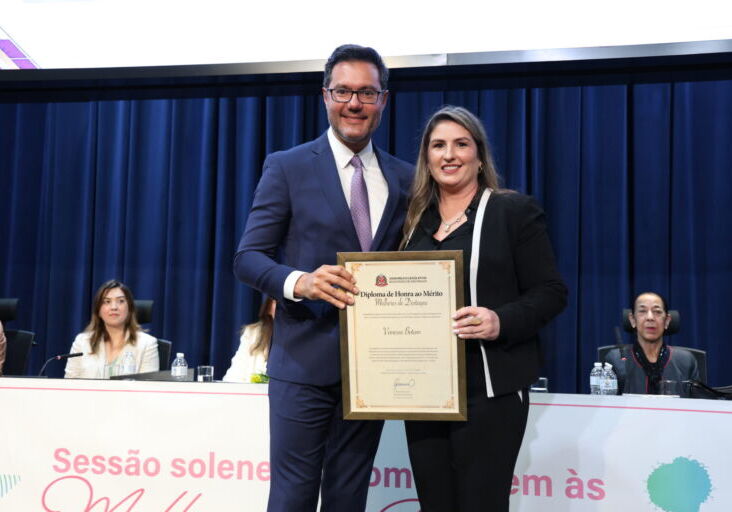 Vanessa Botam recebeu a homenagem do deputado estadual Alex Madureira. Fotos: Aldho Photos