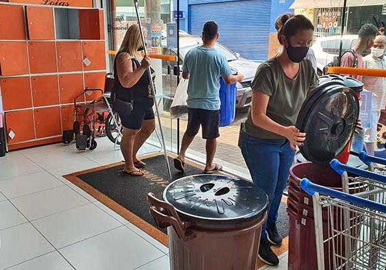 Ampliação de racionamento provoca busca recipientes para armazenar água01ss Procura por recipientes para armazenar água foi grande neste sábado (25).