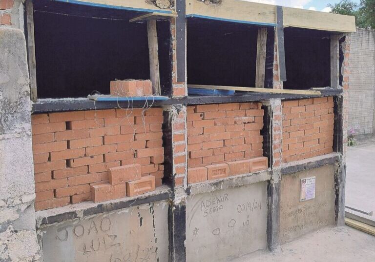 Após repercussão Prefeitura inicia construção de novas gavetas no Cemitério Municipal Após repercussão Prefeitura inicia construção de novas gavetas no Cemitério Municipal