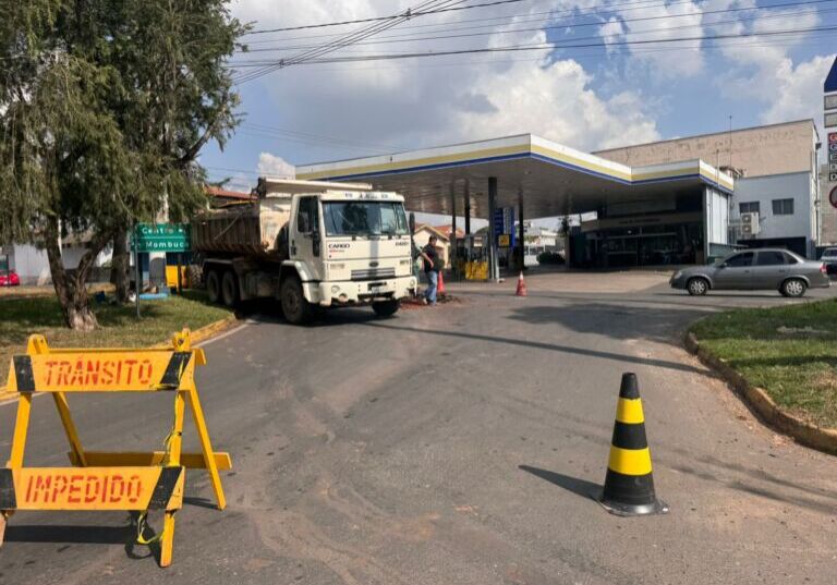 Rotatória permanece fechada até conclusão da troca de tubulação. Foto: Alex Calmon