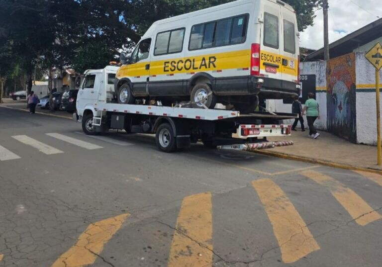 CAPA Ação do Detran já recolheu 13 vans escolares em Rio das Pedras