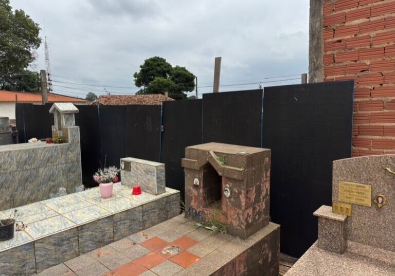 CAPA Finados terá missa ossos empilhados e muro caído no Cemitério Municipal CAPA Finados terá missa ossos empilhados e muro caído no Cemitério Municipal