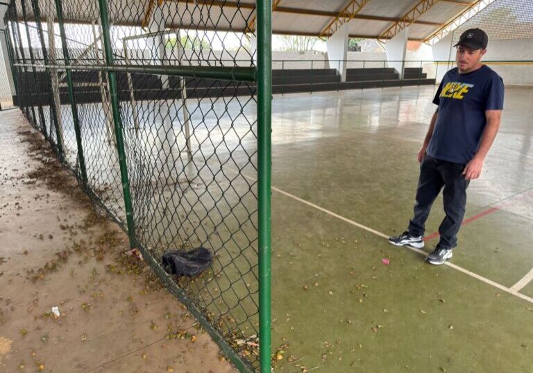 CAPA Ginásio poliesportivo da escola Elias Salles está abandonado e depredado