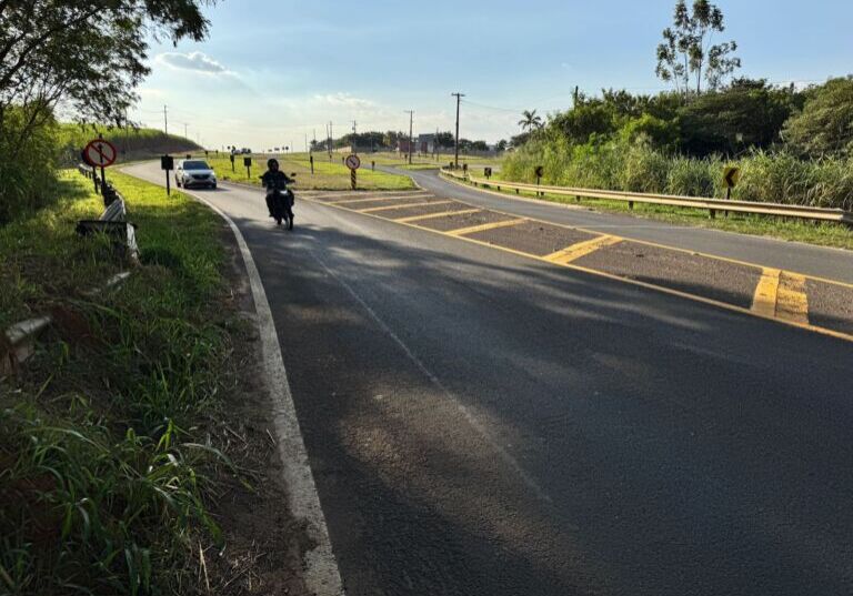 CAPA Motociclista de 28 anos morre após acidente em rotatória sem iluminação