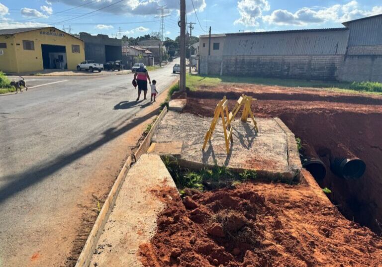 CAPA Pontes à beira do colapso Obras foram iniciadas na Rua Antônio Evaristo Petrini, mas trabalho está parado há semanas. Foto: Alex Calmon