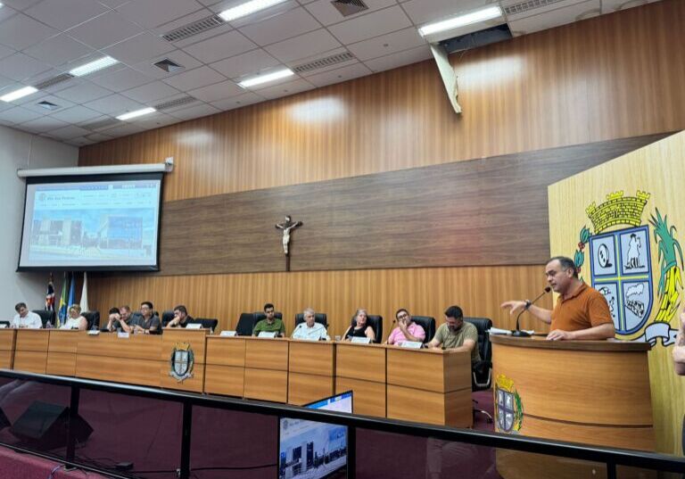 CAPA Teto da Câmara ameaça desabar em plenário com placa pendurada sobre vereadores Infiltrações deixaram uma placa do forro pendurada sobre as mesas onde ficam os vereadores. Foto: Alex Calmon