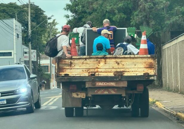 CAPA Trabalhadores da Frente de Trabalho denunciam baixa remuneração e transporte irregular CAPA Trabalhadores da Frente de Trabalho denunciam baixa remuneração e transporte irregular