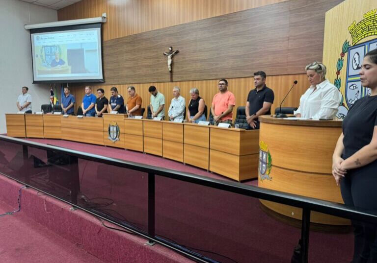 CAPA Vereadores prestam homenagem a Ione Dias Reis com minuto de silêncio na sessão