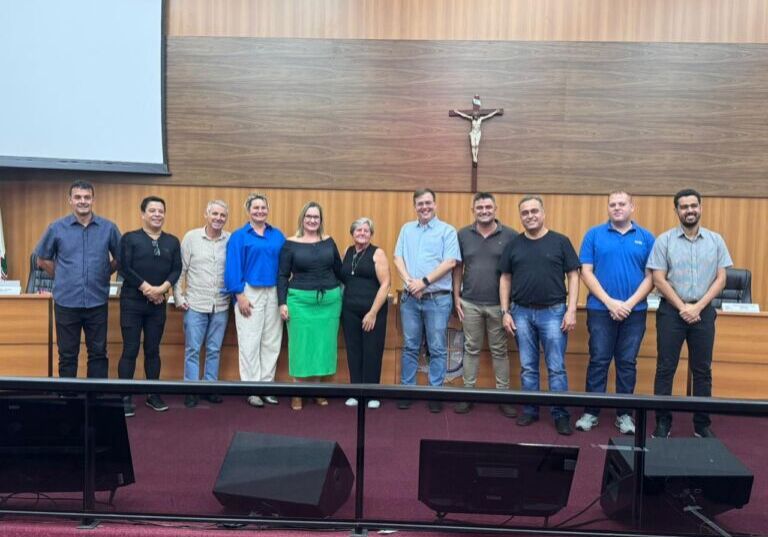 Gisele Rossi foi recebida pelos vereadores na sessão se segunda-feira (26). Foto: Alex Calmon