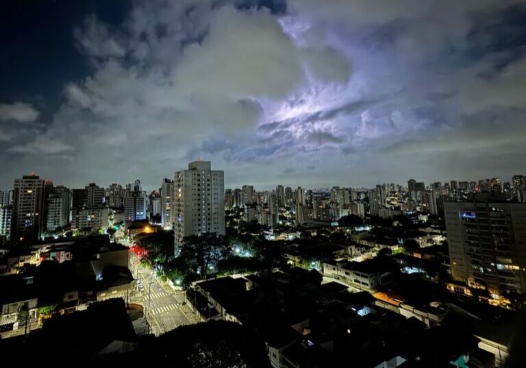 Previsão indica pancadas de chuva localmente fortes, com potencial para descargas elétricas, rajadas de vento e eventual formação de tempestades severas na primeira quinzena do mês