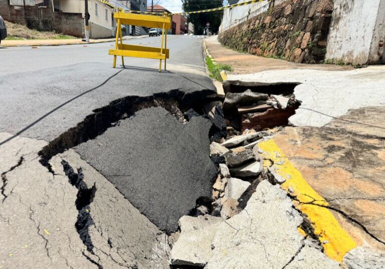 Chuvas intensas causam estragos em prédios públicos