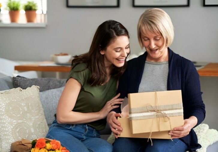 As três primeiras escolhas por quem costuma presentear as mães nesta data são: perfumes e artigos de beleza e cosméticos (11,7%), roupas (11,2%), além de calçados, bolsas e acessórios (8,9%). Foto: Divulgação/Procon-SP