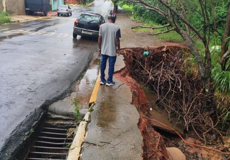 Erosão avança e destrói calçada às margens do Ribeirão Tijuco Preto no Dona Rosina