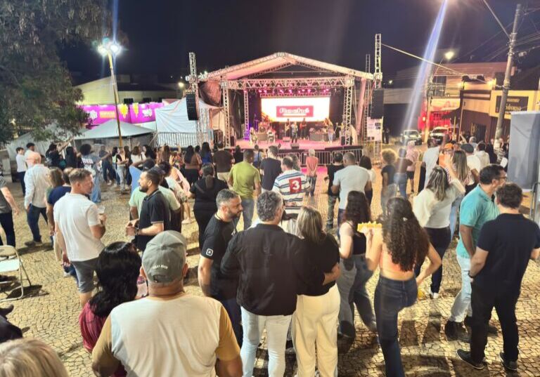 Festa do Padroeiro segue até domingo após abertura com show de Janu Festa do Padroeiro segue até domingo após abertura com show de Janu