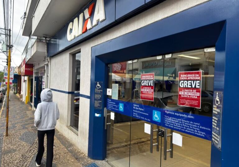 Greve da Caixa afeta atendimento na agência de Rio das Pedras Greve da Caixa afeta atendimento na agência de Rio das Pedras