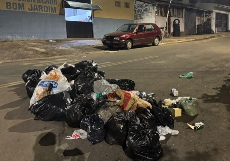 Lixo acumulado nas esquinas do Bom Jardim na noite desta terça-feira (6). Foto: Jhony Ferreira