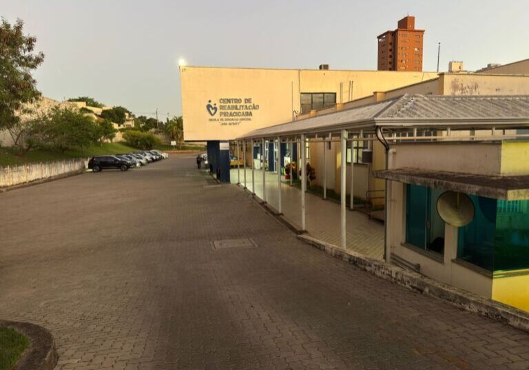 Mãe e filho surdo são esquecidos pela Prefeitura de Rio das Pedras em clínica de Piracicaba