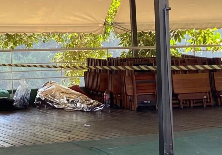 Homem em situação de rua é encontrado morto em deck de restaurante na Rua do Porto de Piracicaba. Foto: Edijan Del Santo/EPTV