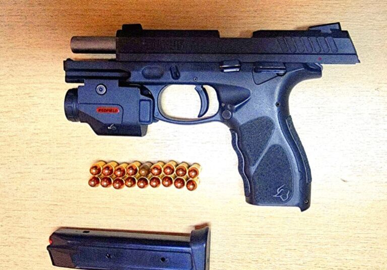 Motorista de aplicativo é preso com pistola carregada em Rio das Pedras Polícia Militar localizou arma de fogo com 18 munições no assoalho do veículo