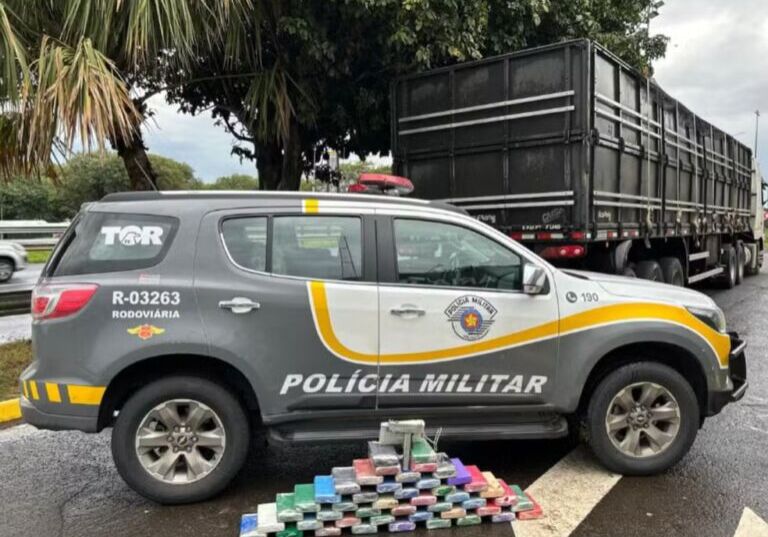 Foram encontrados  52,850 quilos de cocaína e uma submetralhadora no tanque de ar da carroceria do veículo. Foto: Polícia Militar Rodoviária
