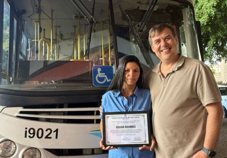 Vereador Leandro Penatti fez a entrega da moção na Rodoviária. Fotos: Neiva Rúbia