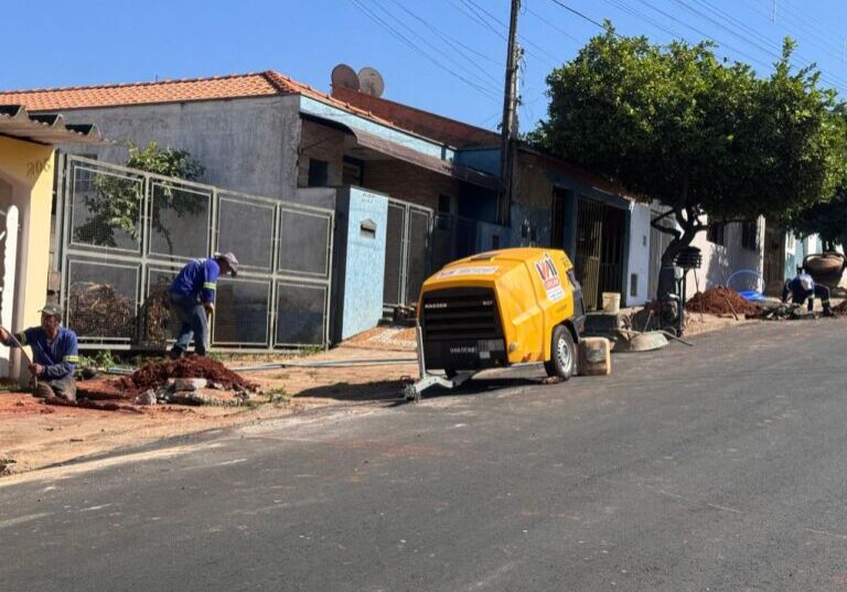 Reparo em rede de abastecimento deixa região do São Cristóvão sem água Um erro de cálculo causou a ruptura de uma tubulação de abastecimento de água na rua Aradesco Bianchim, no bairro São Cristóvão. Foto: Alex Calmon