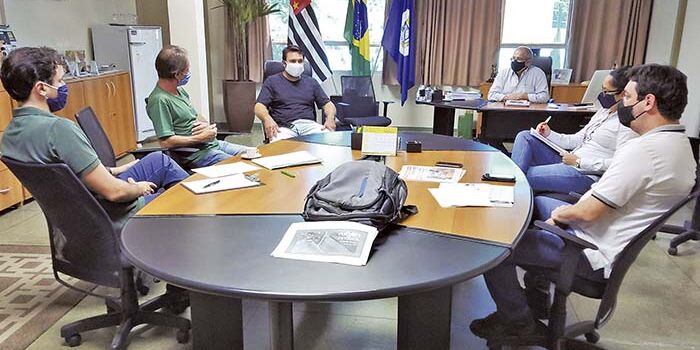 Grupo se reuniu no gabinete do prefeito para definir ações de combate a incêndios