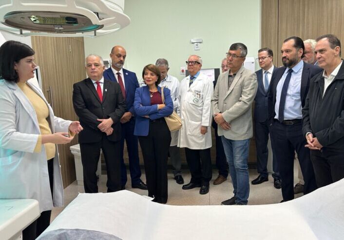 Especialista da Santa Casa explicou o funcionamento do novo equipamento para autoridades. Foto: Prefeitura de Piracicaba