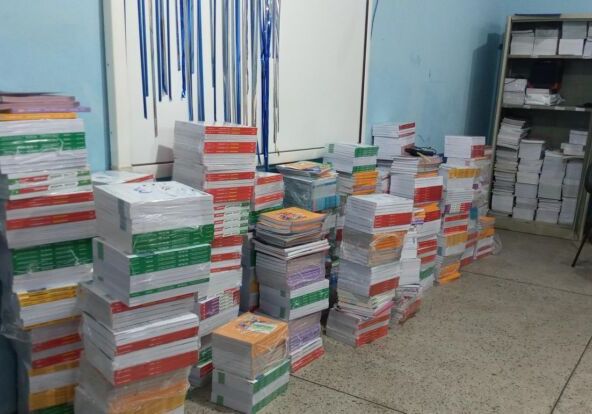 Livros armazenados diretamente no chão da escola vistoriada. Foto: TCE-SP