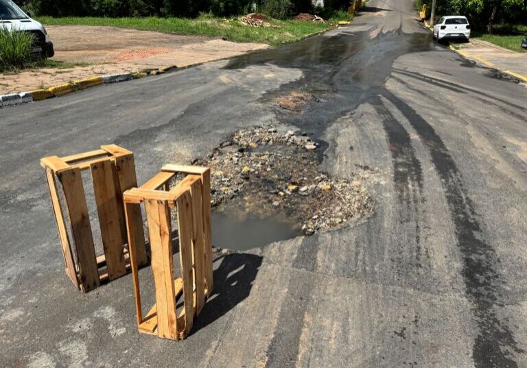 Vazamento de esgoto há cinco dias incomoda moradores no Jardim Antonietta01 Vazamento de esgoto há cinco dias incomoda moradores no Jardim Antonietta01