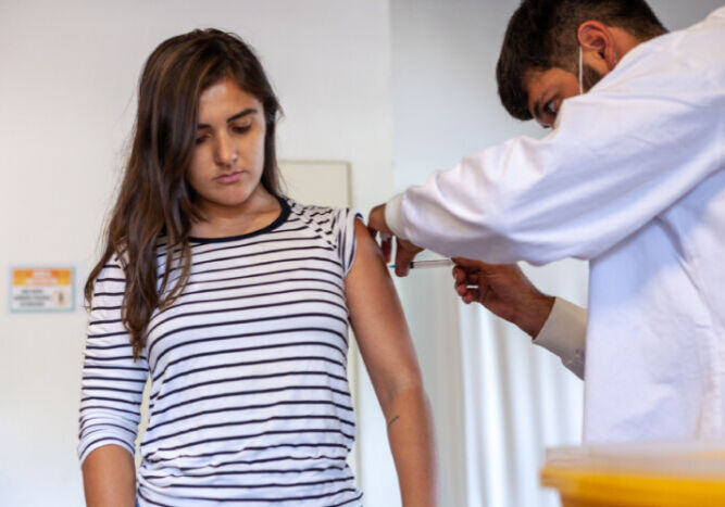 A ação para adolescentes de 15 a 19 anos será realizada em fases, inicialmente nos 120 municípios com os maiores índices de jovens sem vacinação. Foto: Divulgação