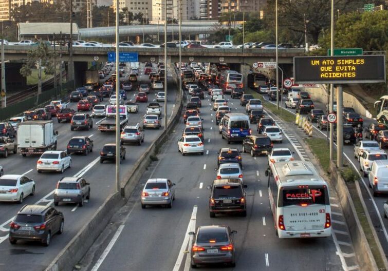 Um veículo usado ou seminovo necessita de placa nova quando possui uma antiga e o proprietário está de mudança para outra cidade ou estado, ou quando a placa está em mau estado de conservação e com leitura prejudicada